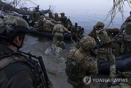 드니프로강을 건너는 우크라이나군[AP 연합뉴스 자료사진]